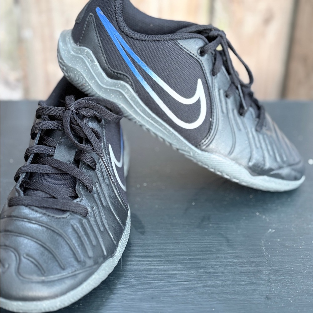Nike Jr. Tiempo Legend 10 Club Indoor Low-Top Soccer Shoe Youth 3Y DV4354-040